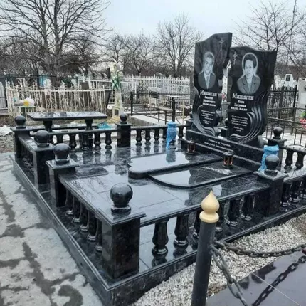Два мемориальных комплекса из чёрного гранита с оградой и балясинами