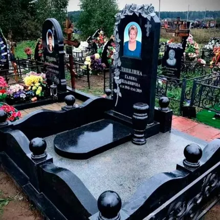 Два памятника из чёрного гранита с арочными стелами и полированным цветником