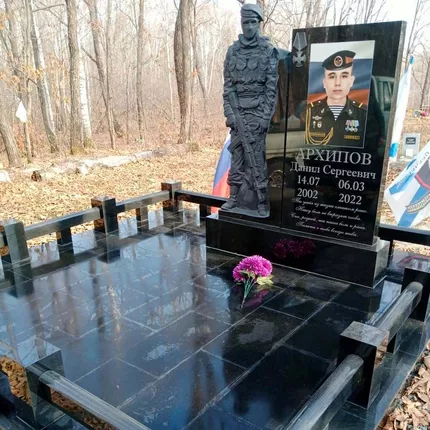 Памятник военнослужащему: чёрный гранит и скульптура солдата в полный рост