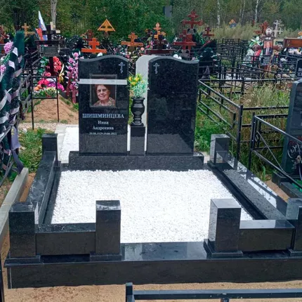 Памятник из чёрного гранита с цветником из белой мраморной крошки