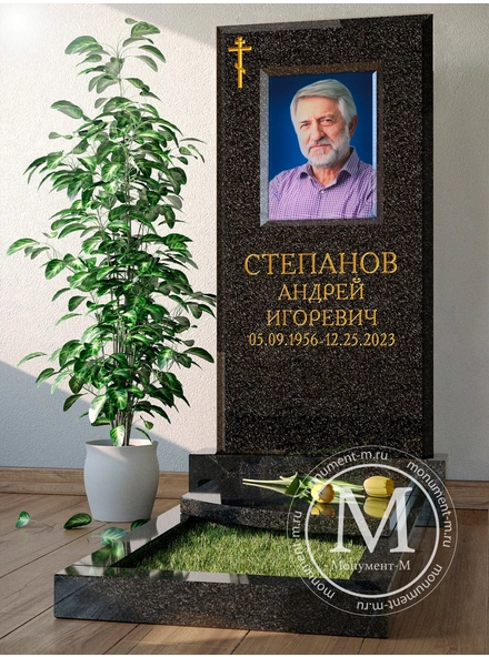 Прямой памятник с цветной фотографией и золотыми надписями в Санкт-Петербурге