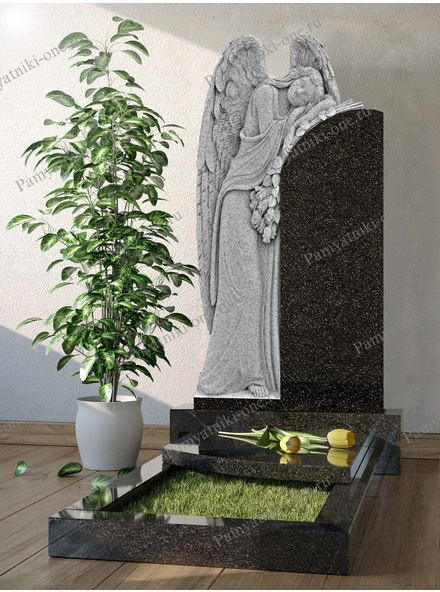 Памятник с ангелом из светлого камня, обнимающим черную плиту в Санкт-Петербурге
