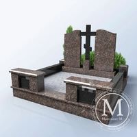 Мемориальный комплекс с прорезью в коричневой стеле АР3538