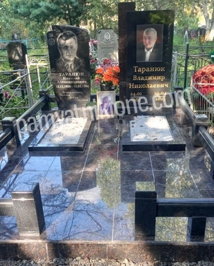 Двойной мемориальный комплекс из чёрного гранита с цветными портретами и плиткой