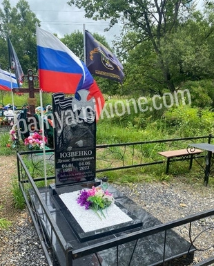 Памятник на могилу из чёрного гранита с портретом, цветником и плиткой