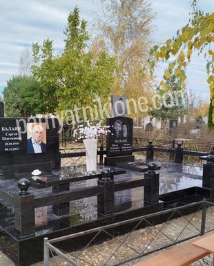 Двойной комплекс из чёрного гранита с цветным портретом, плиткой и оградой