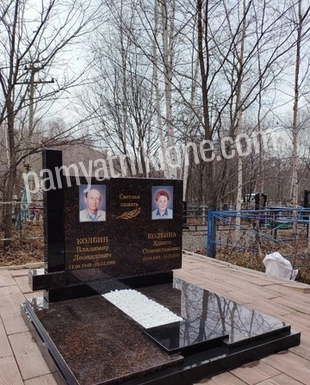 Двойной горизонтальный памятник с двумя портретами и плиткой