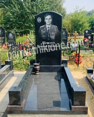 Вертикальный памятник из чёрного гранита с гравированным портретом в полный рост
