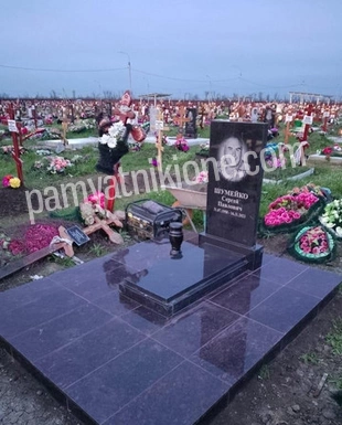 Памятник из чёрного гранита с гравированным портретом и широкой полированной плитой