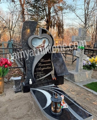 Фигурный памятник с резным сердцем и розой, цветным портретом и лампадой
