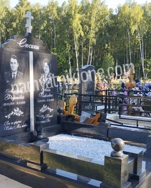 Двойной памятник с двумя портретами, гравировкой и цветником