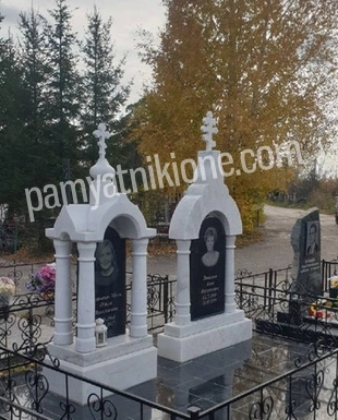 Двойной памятник-часовня из белого мрамора с арочными нишами и оградой