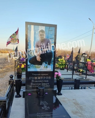Вертикальный памятник из чёрного гранита с цветным портретом и плиткой