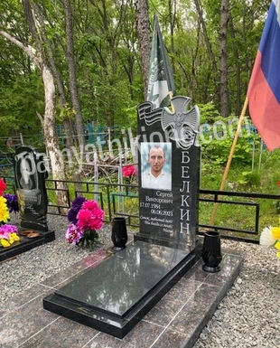 Памятник из чёрного гранита с цветным портретом и полированной надгробной плитой