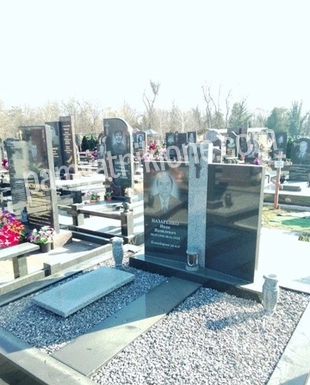 Памятник из светло-серого гранита с полированной плитой и отсыпкой щебнем