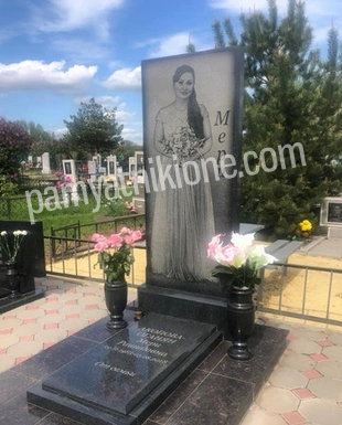 Высокий памятник с гравированным портретом в полный рост, вазы и плитка