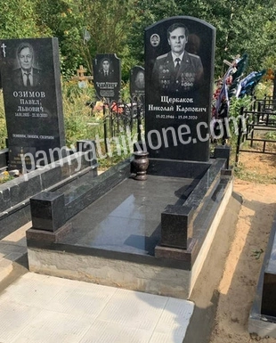 Двойной памятник из чёрного гранита с двумя гравированными портретами
