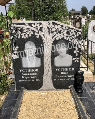 Двойной памятник из чёрного гранита с резным деревом и двумя портретами