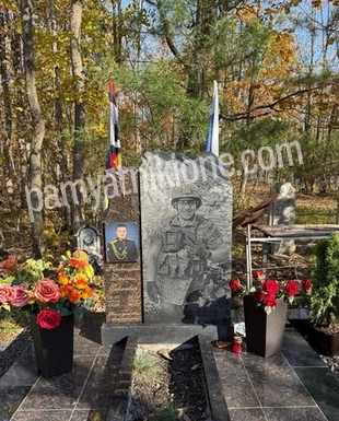 Вертикальный памятник из светло-серого гранита с гравированным портретом в полный рост