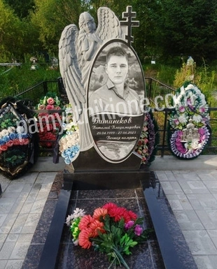 Вертикальный памятник из чёрного гранита с резной фигурой ангела и цветным портретом