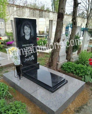 Вертикальный памятник из чёрного гранита с цветным портретом
