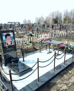 Памятник с цветным портретом, кованой оградой и тротуарной плиткой