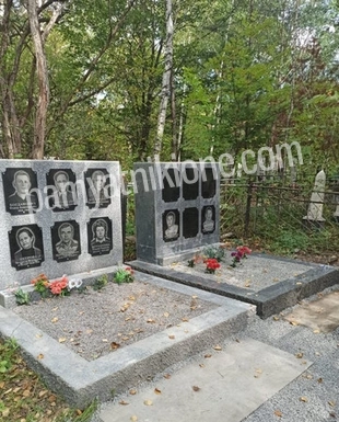 Групповое захоронение: светлая стела с несколькими овальными портретами