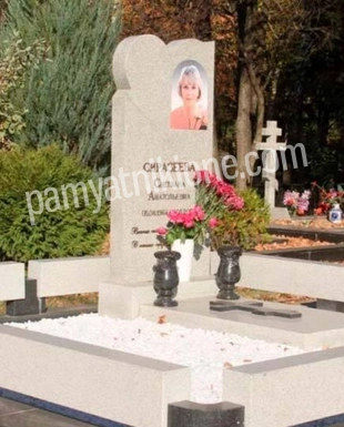 Памятник из светлого гранита с крестом, цветным портретом и цветником
