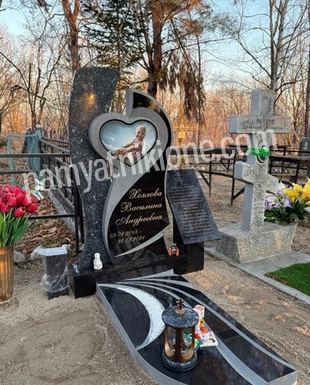 Фигурный памятник из чёрного гранита с художественной гравировкой и лампадой