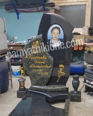 Фигурный памятник в виде сердца из красно-коричневого гранита с гравировкой розы