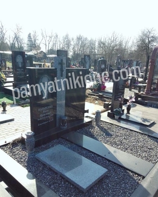 Памятник из чёрного гранита с надгробной плитой, отсыпка щебнем и ограда
