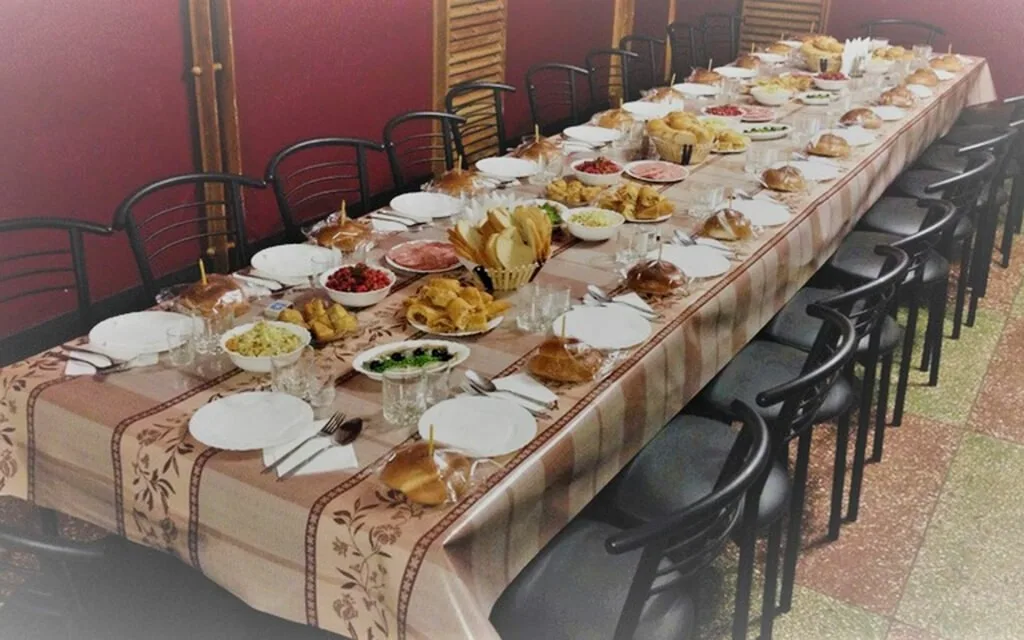 Накрытый поминальный стол в годовщину смерти