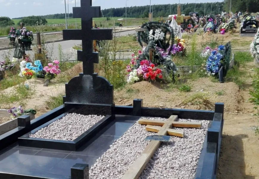Деревянный крест, снятый с могилы после установки гранитного памятника