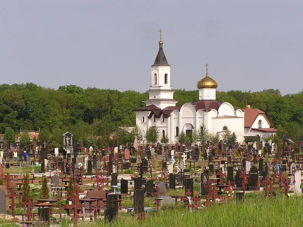 Кладбище у православного храма в день Радоницы