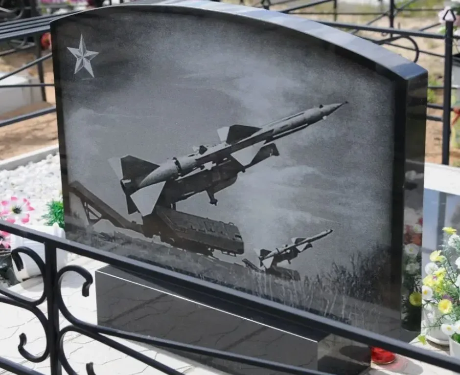 Памятник военному с гравировкой звезды и военной техники