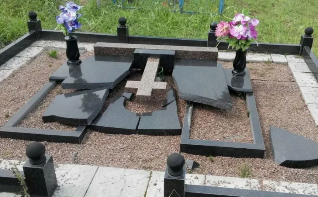 Демонтаж старого памятника и плитки на участке захоронения